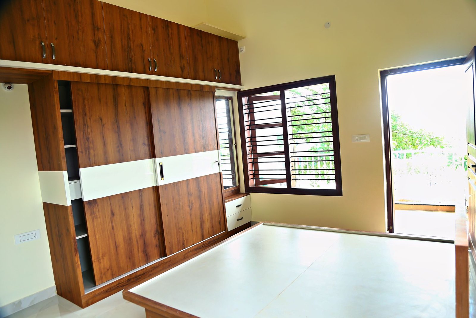 Bedroom with floor-to-ceiling sliding wardrobe and loft storage by Matrix Realty